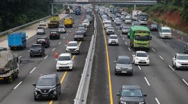 Sejumlah kendaraan arah Cikampek melintas saat pemberlakuan 