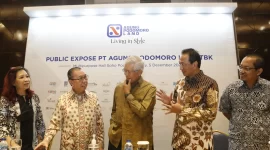 (kiri-kanan) Corporate Secretary PT Agung Podomoro Land Tbk F. Justini Omas, Direktur PT Agung Podomoro Land Tbk Cesar M Dela Cruz, Direktur Utama PT Agung Podomoro Land Tbk Bacelius Ruru, Direktur PT Agung Podomoro Land Tbk Agung Wirajaya, Investor Relations PT Agung Podomoro Land Tbk Wibisono usai Public Expose pencapaian Sembilan bulan 2022 di Jakarta, Senin 5 Desember 2022. (Foto: B Universe Photo/Uthan AR)