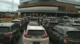 Ratusan kendaraan masih terpantau membeludak memadati area kantong parkir Dermaga Eksekutif Pelabuhan Merak, Kota Cilegon Banten, Kamis siang (29/12/2022). (Foto: Beritasatu.com)