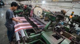 Pekerja menyelesaikan produksi kain sarung di Pabrik Tekstil Kawasan Industri Majalaya, Kabupaten Bandung, Jawa Barat, Jumat 4 Januari 2019. Kementerian Perindustrian menargetkan ekspor tekstil dan produk tekstil (TPT) pada tahun 2019 mencapai 15 miliar dollar AS atau naik 11 persen dibandingkan target pada tahun 2018. ANTARA FOTO/Raisan Al Farisi