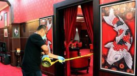 Petugas memasang garis polisi saat olah TKP di salah satu ruangan Rumah Dinas (Rumdin) Wali Kota Blitar, Jawa Timur, Senin (12/12/2022). (ANTARA FOTO/Humas Polres Blitar Kota)