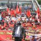 Massa buruh melakukan aksi bertajuk Aliansi Aksi Sejuta Buruh Cabut UU Omnibus Law Cipta Kerja di depan Gedung DPR/MPR RI, Jakarta, Rabu 10 Agustus 2022. TEMPO/Subekti.