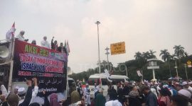 Ratusan massa Front Persaudaraan Islam (FPI) menggelar demo di Patung Kuda Arjuna Wijaya tolak Israel ikut pertandingan sepakbola Piala Dunia U-20 Jakarta Pusat, Senin, 20 Maret 2023. Desty Luthfiani/TEMPO