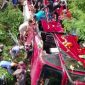 Bus pariwisata yang diduga rombongan dari Tangerang Selatan terperosok ke jurang di wisata Guci, Tegal, Jawa Tengah