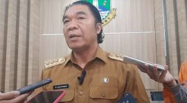 Penjabat Gubernur Banten Al Muktabar saat memberikan keterangan terkait adanya oknum pejabat di BPBD Banten yang tipu pengusaha asal Bali senilai Rp3,7 miliar di kantornya.(Istimewa)