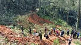 Ruas jalan dijalur selatan Kabupaten Bandung Barat yang terkena longsor.(ist)