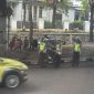 Salah satu pengendara motor saat di berhentikan untuk dilakukan pemeriksaan.(jabarinside.com)